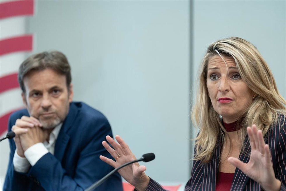 El candidato de Comuns Sumar, Jaume Asens, y la vicepresidenta segunda y ministra de Trabajo y Economía Social, Yolanda Díaz, durante una reunión con miembros del Comité de Empresa del Banco Sabadell y del BBVA, en Comisiones Obreras de Catalunya, a 31 