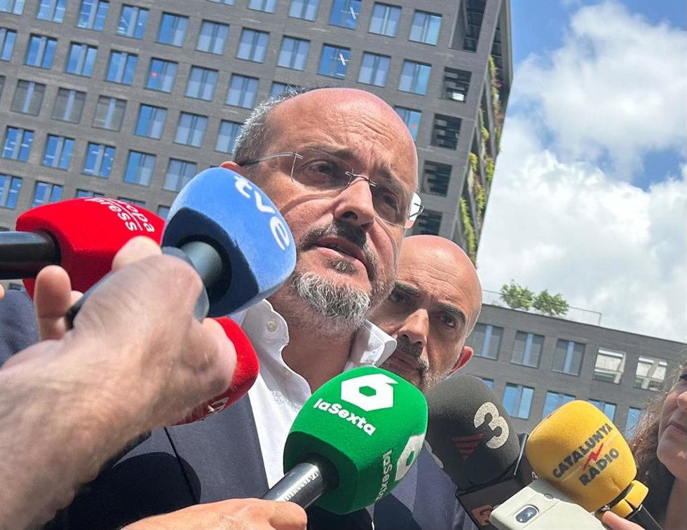 El presidente del PP catalán, Alejandro Fernández, en declaraciones a periodistas en Barcelona