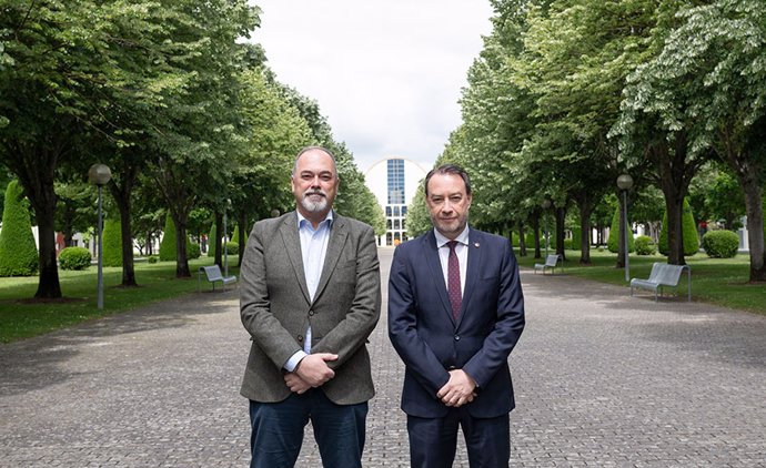 El presidente de ACAN, Roberto Lanaspa, y el rector de la UPNA, Ramón Gonzalo