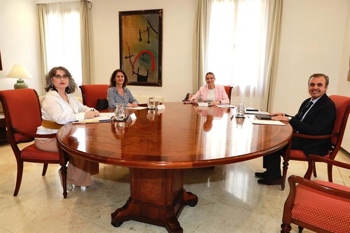 La presidenta y vicepresidenta, Esperanza Marquès y María José Cordero, de la Federación Balear de Altas Capacidades Intelectuales 'Ment i Cor' durante una audiencia con la presidenta del Govern, Marha Prohens, y el conseller de Educación, Antoni Vera.