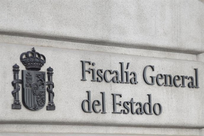 Archivo - Cartel en la fachada del edicifio de la Fiscalía General del Estado, en Madrid.