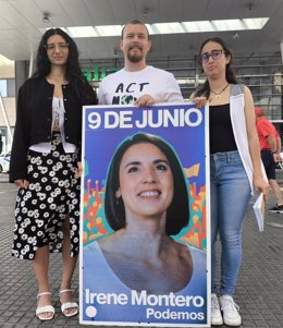 Milagros Mayoral, de Juventud Podemos Andalucía, junto a los candidatos del partido morado a las elecciones europeas Adrián García y Alba Ramos.