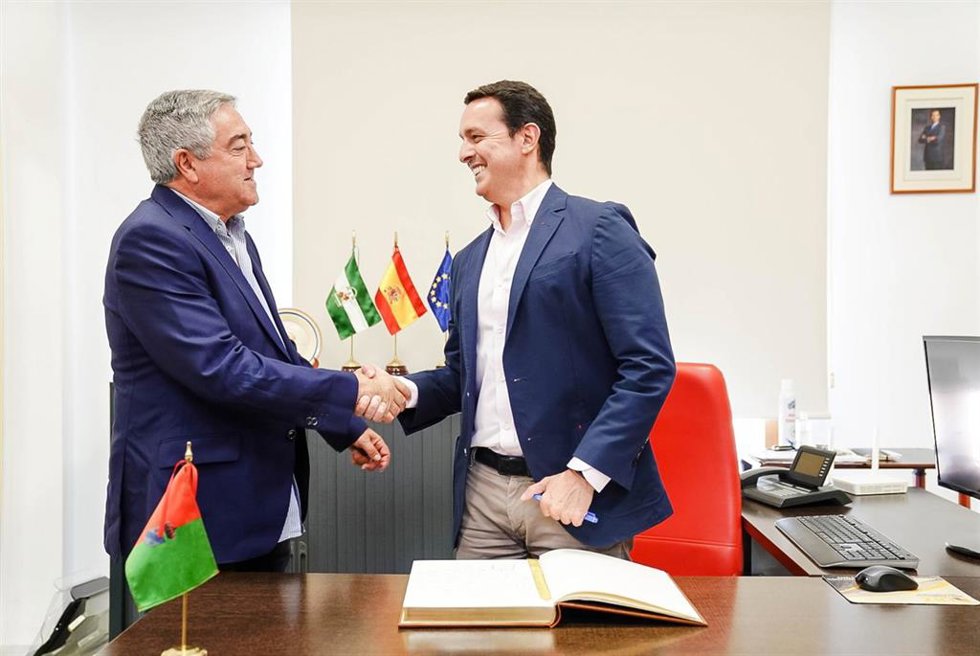 El presidente de la Diputación de Almería, Javier Aureliano García, junto al alcalde de Arboleas, Juan José Ramos.