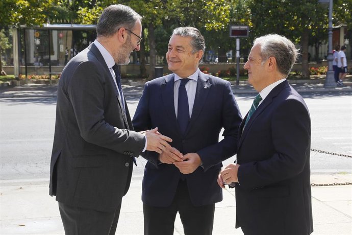 El consejero de la Presidencia, Interior, Diálogo Social y Simplificación Administrativa, Antonio Sanz (c), junto al presidente de la Diputación de Córdoba, Salvador Fuentes (d) durante la visita institucional.