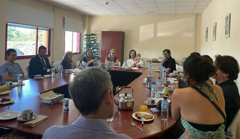 La consejera de Salud, Sara García Espada, durante el desayuno con las familias acogedoras.