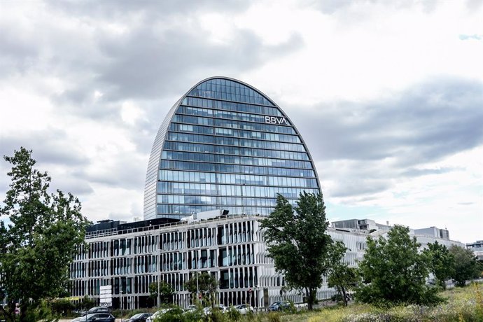 Archivo - Fachada del edificio ‘La Vela’, en la ciudad del BBVA, a 30 de abril de 2024, en Madrid (España).