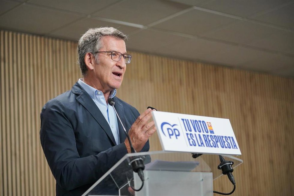 El presidente del PP, Alberto Núñez Feijóo, ofrece una rueda de prensa tras su visita a la empresa Aernnova Aeroestructuras