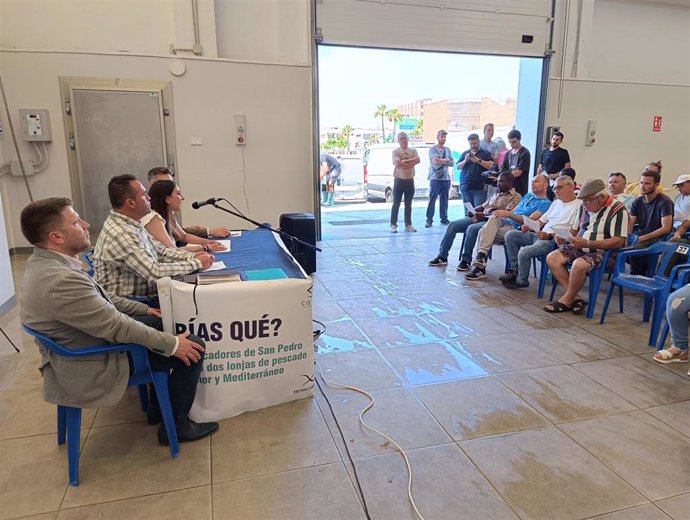 La consejera Sara Rubira en el encuentro que ha mantenido con los pescadores de la Cofradía de San Pedro del Pinatar