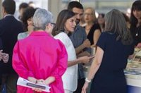 La Reina inaugura una Feria del Libro entre selfies, autógrafos y fotografías de Felipe VI