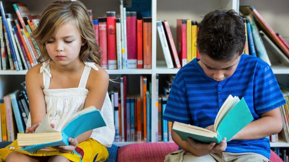 Imagen de recurso de dos menores leyendo sendos libros.