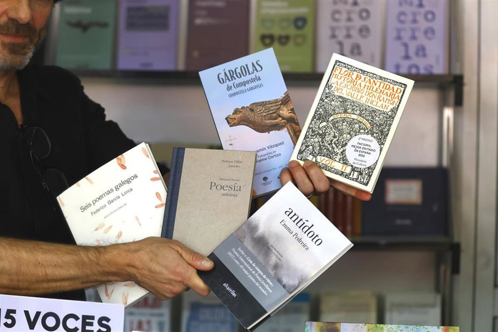 Fotografía de alguno de los libros que ha ojeado la Reina Letizia durante la inauguración de la 83 edición de la Feria del Libro de Madrid