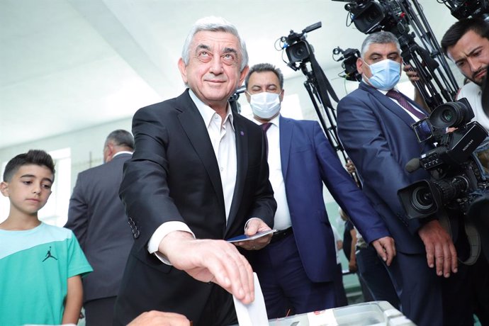 Archivo - (210620) -- YEREVAN, June 20, 2021 (Xinhua) -- Former Armenian President Serzh Sargsyan casts his ballot at a polling station in Yerevan, Armenia, June 20, 2021. Armenians are heading to the polls on Sunday to elect the country's lawmakers for t