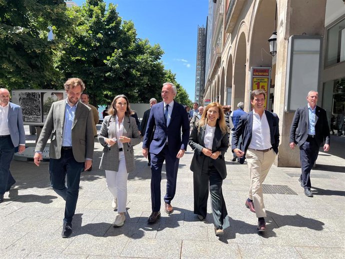 El presidente del Gobierno de Aragón, Jorge Azcón; la secretaria general del PP, Cuca Gamarra; y el candidato del PP Aragón a las elecciones europeas, Borja Giménez Larraz.