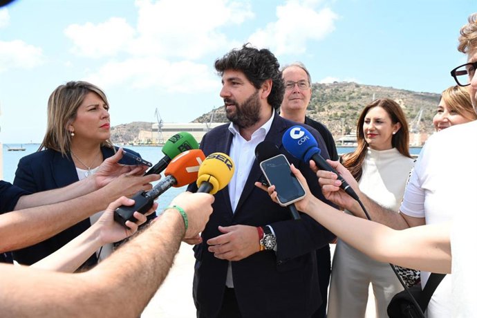 El presidente del Partido Popular de la Región de Murcia, Fernando López Miras, atiende a los medios de comunicación en el puerto de Cartagena