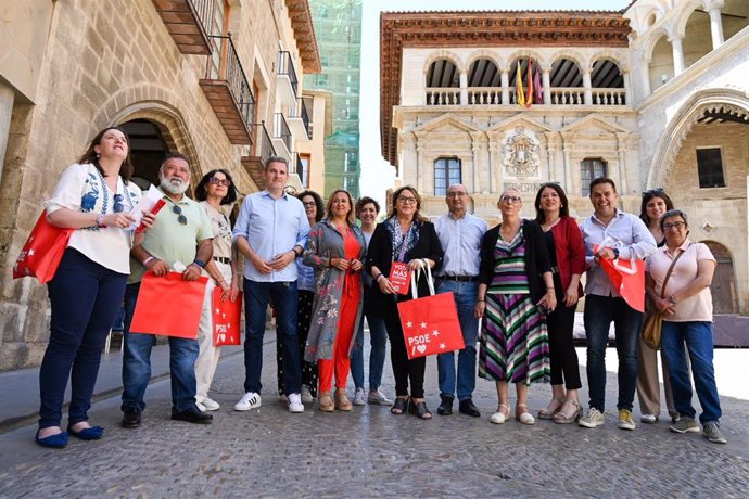 Serrano, en el centro, junto a Pérez y Urquizu a su derecha durante la visita a Alcañiz.