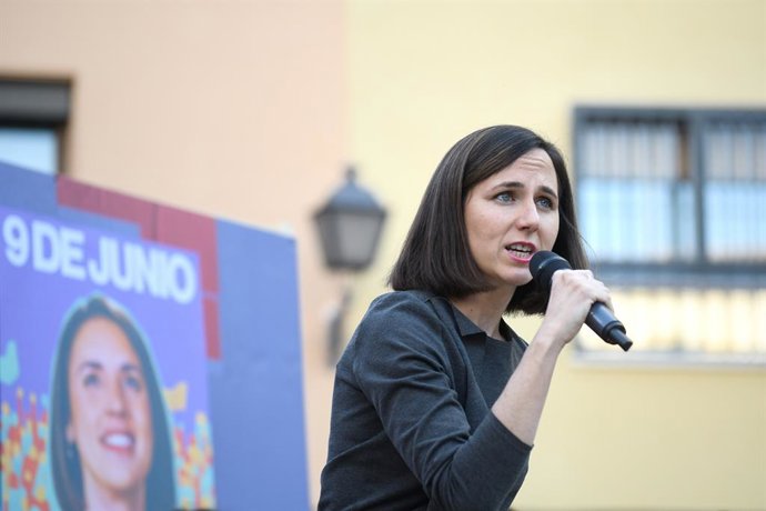 La secretaria general y diputada de Podemos, Ione Belarra, interviene durante el inicio de la campaña electoral de Podemos, en la plaza de Arturo Barea, a 23 de mayo de 2024, en Madrid (España). Este es el primer acto de campaña electoral de Podemos par