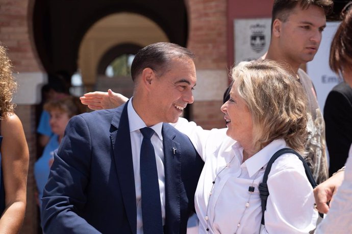 El alcalde de Benalmádena, Juan Antonio Lara, recibe a la delegada de Empleo, Empresa y Trabajo Autónomo de la Junta en Málaga, Carmen Sánchez Sierra, a su llegada al acto.