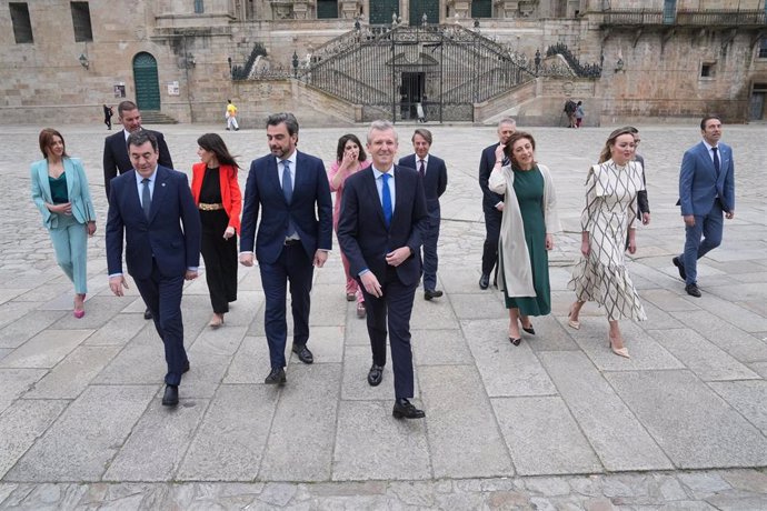 Archivo - El presidente de la Xunta, Alfonso Rueda (c), junto a su equipo de Gobierno, de camino al primer Consello de la Xunta del nuevo Gobierno de Alfonso Rueda, en el Pazo de Raxoi, a 15 de abril de 2024, en Santiago de Compostela, Galicia (España). E