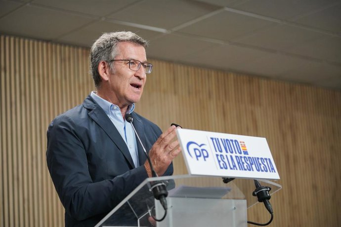 El presidente del PP, Alberto Núñez Feijóo, ofrece una rueda de prensa tras su visita a la empresa Aernnova Aeroestructuras, a 31 de mayo de 2024, en Berantevilla, Álava, País Vasco España). Feijóo ha visitado esta empresa de aeroestructuras con el fin de