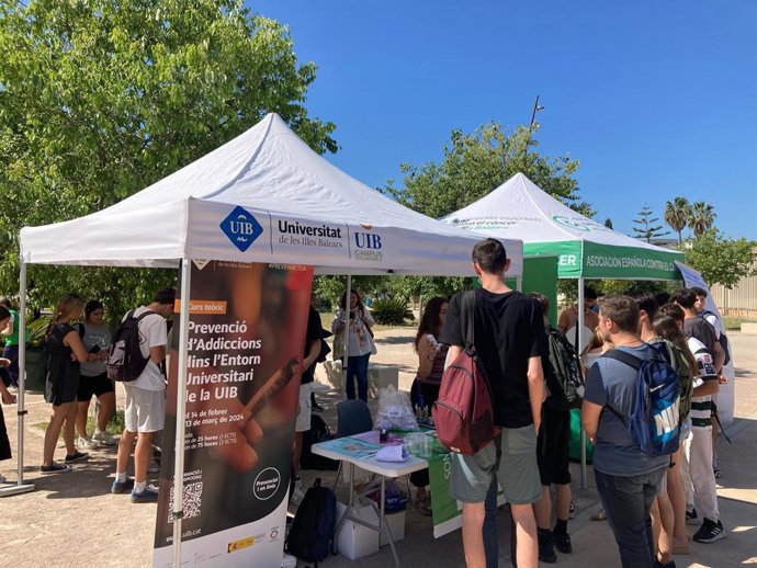 Mesa informativa con motivo de la Semana Sin Humo en Baleares