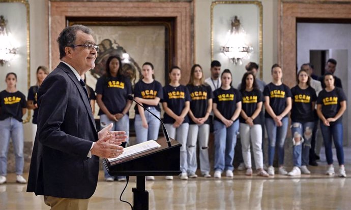 El alcalde de Murcia, José Ballesta, recibe en el Salón de Plenos del Ayuntamiento a medio centenar de deportistas UCAM, tanto de deportes individuales como de equipo