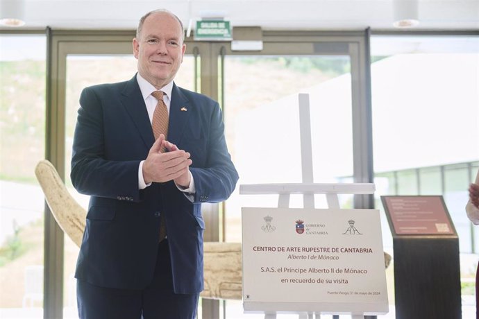 El príncipe Alberto II de Mónaco en la inauguración de la exposición sobre su tatarabuelo en el Centro de Arte Rupestre de Cantabria