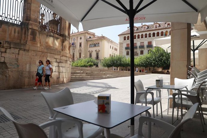 Archivo - Terraza de un bar en la calle Campanas.