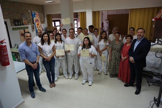 La delegada de Empleo, Empresa y Trabajo Autónomo de la Junta, María Dolores Gálvez (segunda por la izda.), en su visita a Puente Genil.