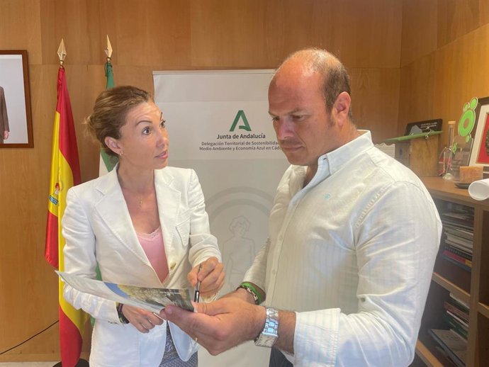 Tania Barcelona y Óscar Curtido en la reunión sobre parques naturales y turismo.