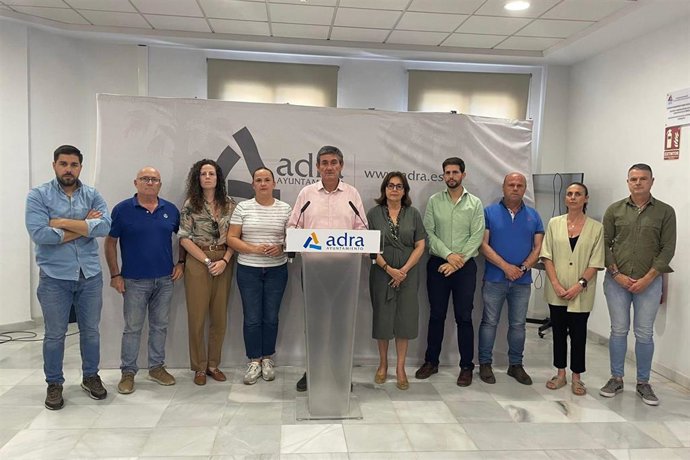 El alcalde de Adra (Almería), Manuel Cortés (PP), en una rueda de prensa junto a su equipo de gobierno.