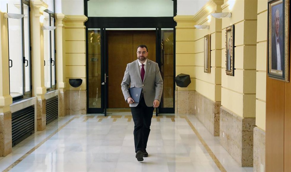 Archivo - Adrián Barbón, dirigiéndose a la reunión del Consejo de Gobierno