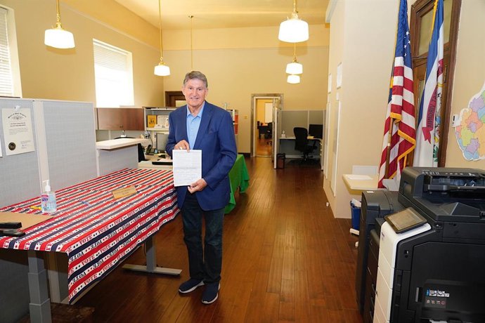 El senador Joe Manchin se inscribe como independiente