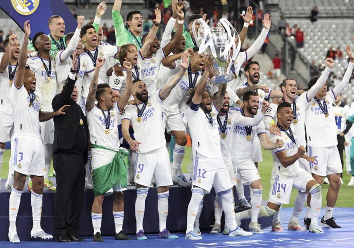 Archivo - Marcelo Vieira da Silva of Real Madrid holding the cup and teammates celebrate during the trophy ceremony following the UEFA Champions League Final football match between Liverpool FC and Real Madrid CF on May 28, 2022 at Stade de France in Sain