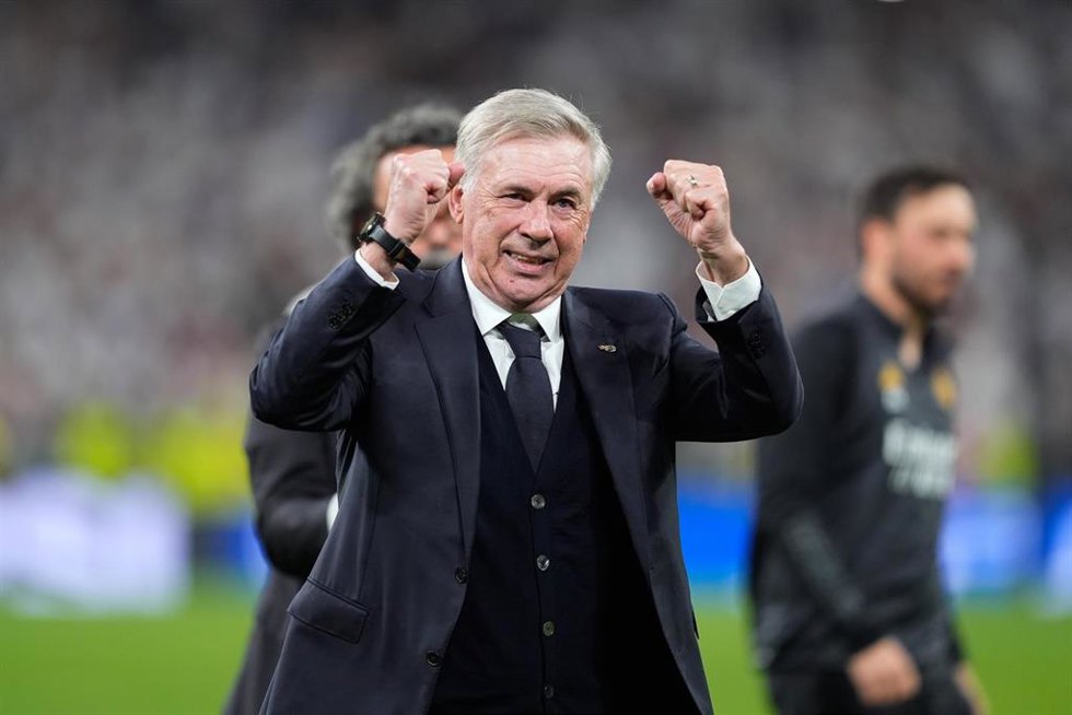 El entrenador del Real Madrid, Carlo Ancelotti, celebra el pase a la final de la Champions 2024. 