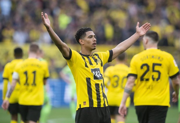 Archivo - FILED - 07 May 2023, North Rhine-Westphalia, Dortmund: Dortmund's Jude Bellingham celebrates scoring his side's sixth goal during the German Bundesliga soccer match between Borussia Dortmund and VfL Wolfsburg at Signal Iduna Park. Bellingham nam