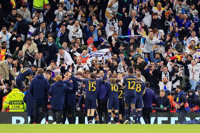 Archivo - Los jugadores del Real Madrid celebran en el Etihad Stadium el pase a las semifinales de la Liga de Campeones 2023-2024.