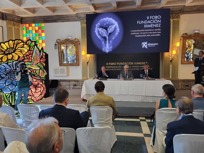 El delegado de Sostenibilidad, Medio Ambiente y Economía Azul de la Junta, Rafael Martínez (izda.), en la inauguración del II Foro de la Fundación Ximénez sobre contaminación lumínica y medio ambiente.