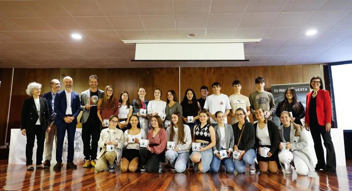 Imagen de familia del consejero y los alumnos de 4º de la ESO del IES La Marina de Santa Cruz de Bezana, premiados en el certamen 'Tu mirada cuenta'.
