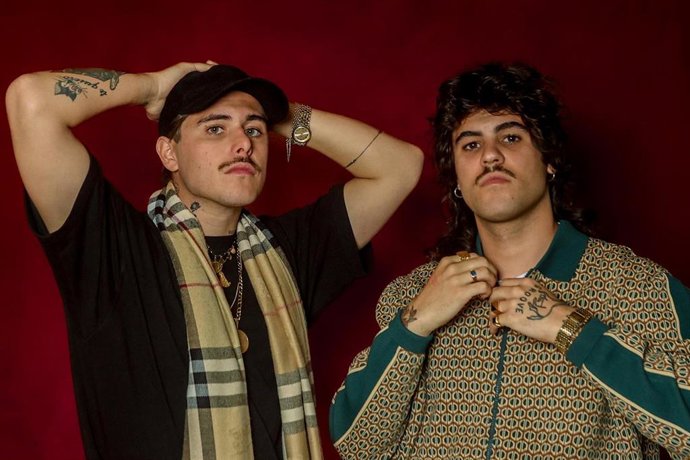 Archivo - Luis Abril Martín, 'El Nitro' (i) y Manuel Hidalgo Sierra, 'El Indio' (d), componentes del grupo 'La Plazuela', posan para Europa Press, a 12 de febrero de 2024, en Madrid (España). 