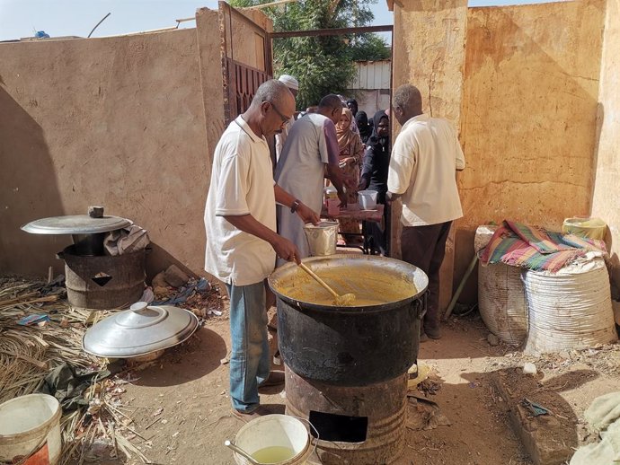 Archivo - KHARTOUM, April 23, 2024  -- This photo taken with a mobile phone on April 22, 2024 shows a volunteer preparing free meal for displaced people at a charity restaurant in Karari neighborhood of Omdurman city, northwest of the Sudanese capital Kha