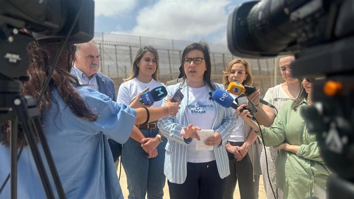 La portavoz de Interior del Partido Popular (PP) en el Congreso de los Diputados, Ana Vázquez, atiende a los medios junto a la valla de Melilla.
