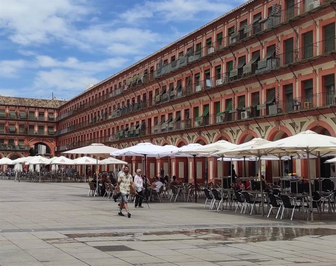 Archivo - Veladores de establecimientos de hostelería en la Plaza de la Corredera de Córdoba.