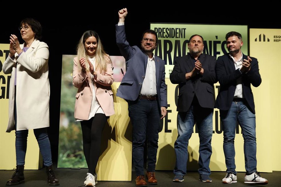 Archivo - (I-D) La cabeza de lista de ERC al Parlamento Europeo, Diana Riba; la candidata 12 de ERC por Barcelona, Ana Balsera; el presidente de la Generalitat y candidato de ERC a la reelección, Pere Aragons; el presidente de ERC, Oriol Junqueras y el