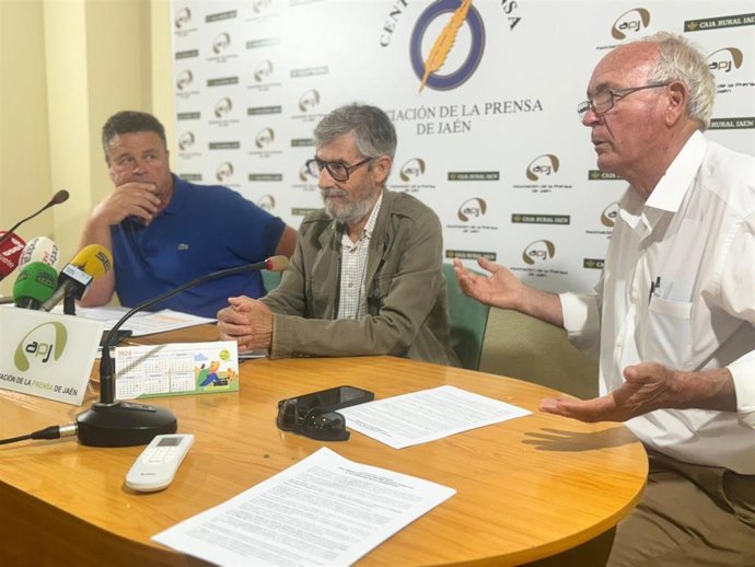 Francisco Casero (dcha), José Gilabert (izq) y Manuel Pajarón (centro) en la presentación de la plataforma