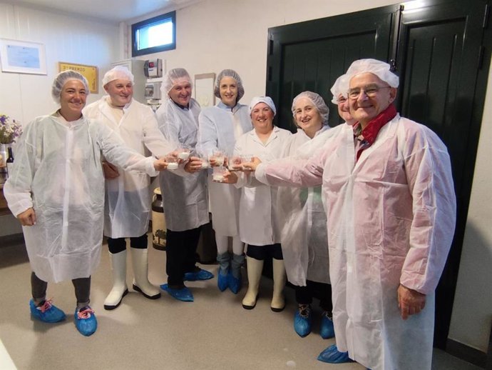 La conselleira do Medio Rural, María José Gómez, visita la ganadería Quintián, en O Páramo (Lugo).
