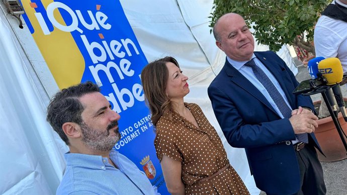 La presidenta del PP de Málaga, Patricia Navarro, el presidente del PP de Antequera, José Ramón Carmona, y el alcalde, Manuel Barón, en un acto por el 9J.