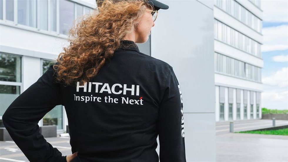 Empleada de Hitachi Rail en una oficina de GTS en Ditzingen (Alemania).