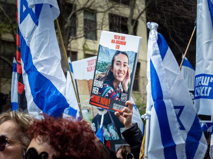 Archivo - April 7, 2024, New York, Ny, United States: A protester holds a poster of kidnapped Noa Argamani, during a demonstration calling for the release of hostages from Hamas captivity. In New York City thousands of protesters convened near the United 