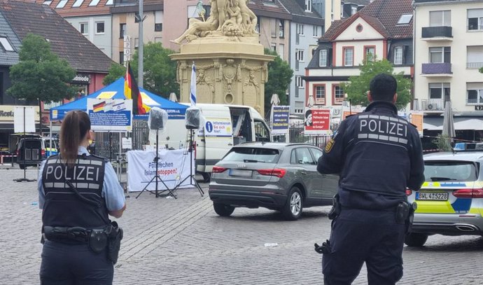 31 May 2024, Baden-Württemberg, Mannheim: Police officers are deployed during an incident on Mannheim's market square. A knife-wielding attacker who injured several people on a market square in the south-western German city of Mannheim has been shot by po