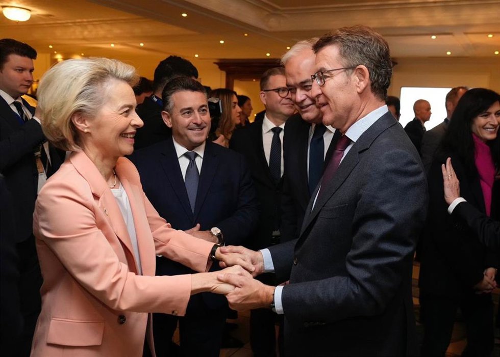 Archivo - El líder del PP, Alberto Núñez Feijóo, saluda a la presidenta de la Comisión Europea, Ursula von der Leyen, en Bruselas.
